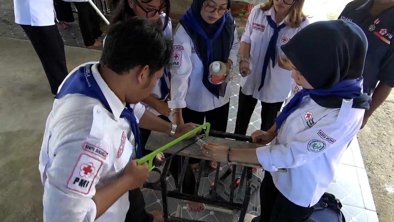 KSR PMI Universitas Negeri Medan Bangun Sistem Air Siap Minum untuk Warga Terdampak Banjir di Desa Pekubuan