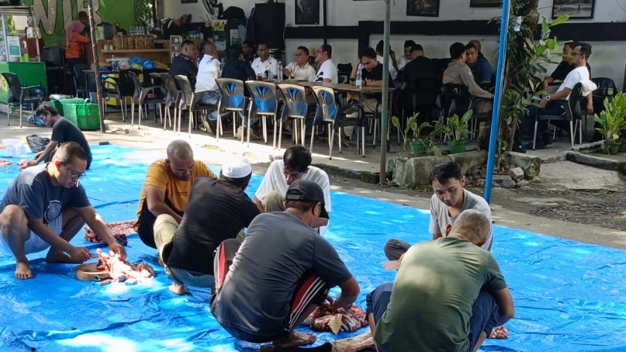 Forum Jurnalis Medan Sembelih 4 Hewan Kurban, Daging Dibagikan untuk Wartawan dan Pasukan Melati