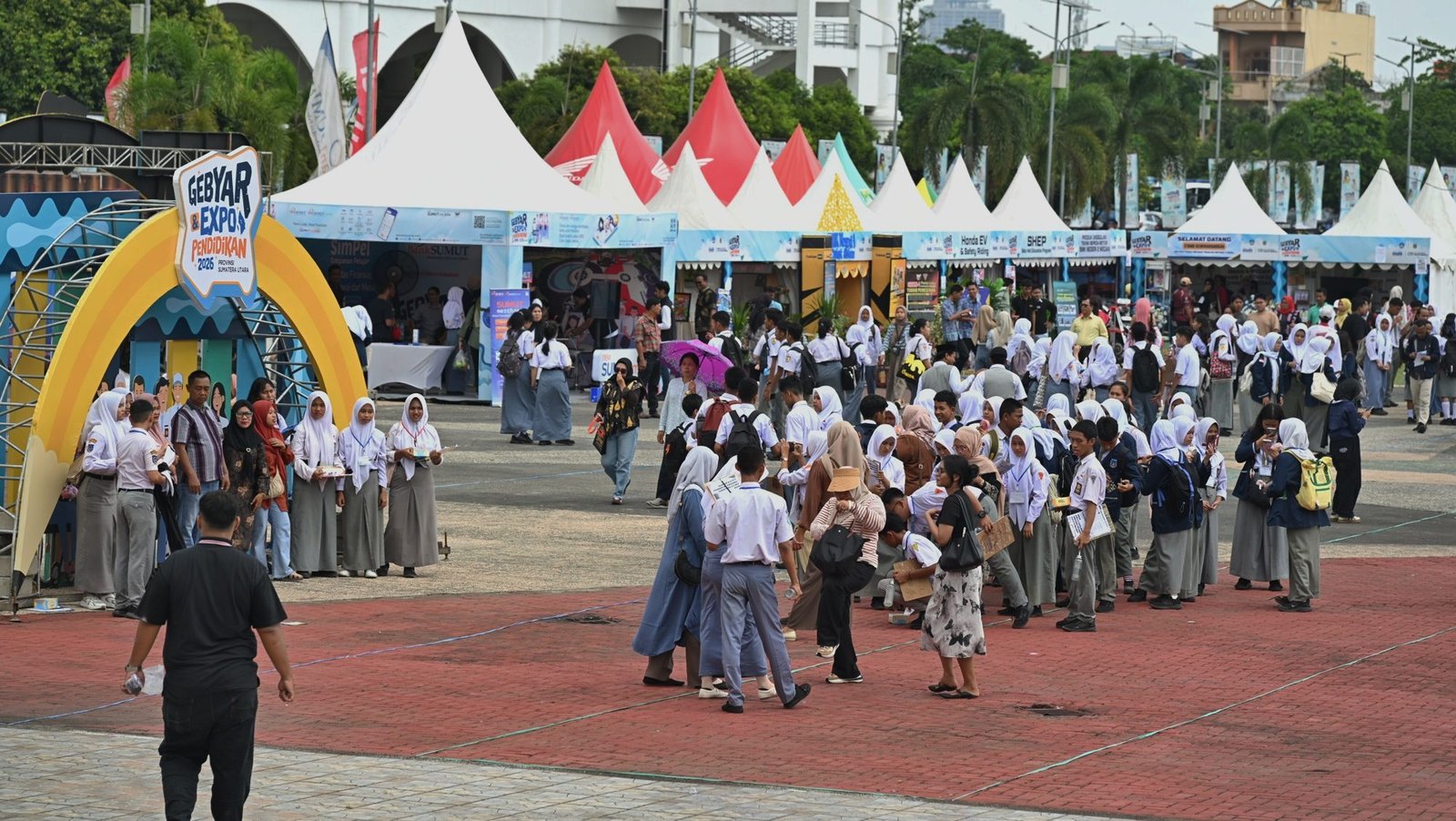 Hari Kedua Gebyar Pendidikan Sumut 2026 Membludak, UMKM Diserbu Ribuan Pengunjung