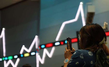 IHSG Menguat Tipis Bertambah 18,50 Poin Duduk di Level 6.113,44 Siang Ini