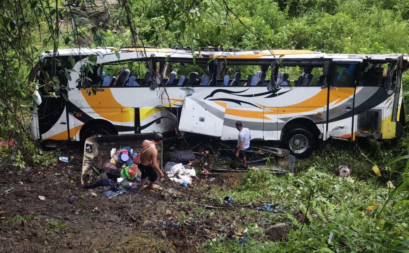 Bus Rombongan Pelajar Asal Batu Bara Masuk Jurang di Toba, 50 Orang Terluka
