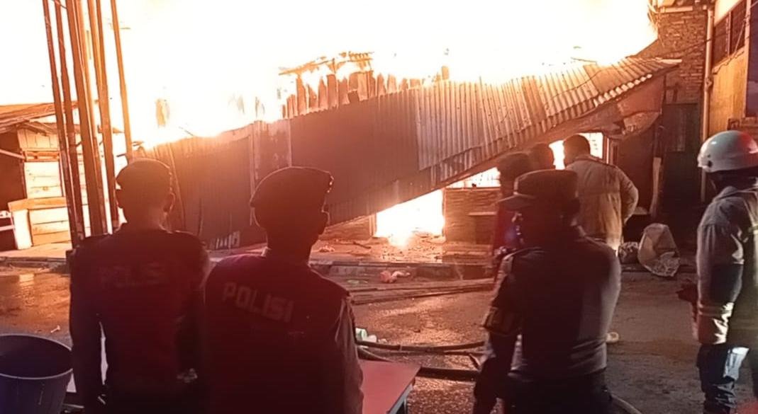 Ledakan Tabung Gas di Tebing Tinggi, 4 Rumah Hangus Dilalap Api