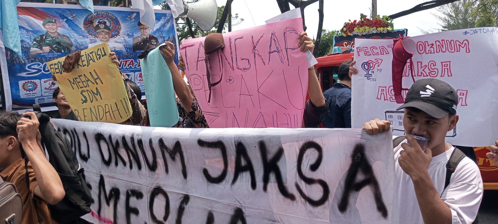 Massa Bentangkan Pakaian Dalam di Kejati Sumut, Desak Oknum Jaksa di Madina Dipecat Dugaan Perselingkuhan