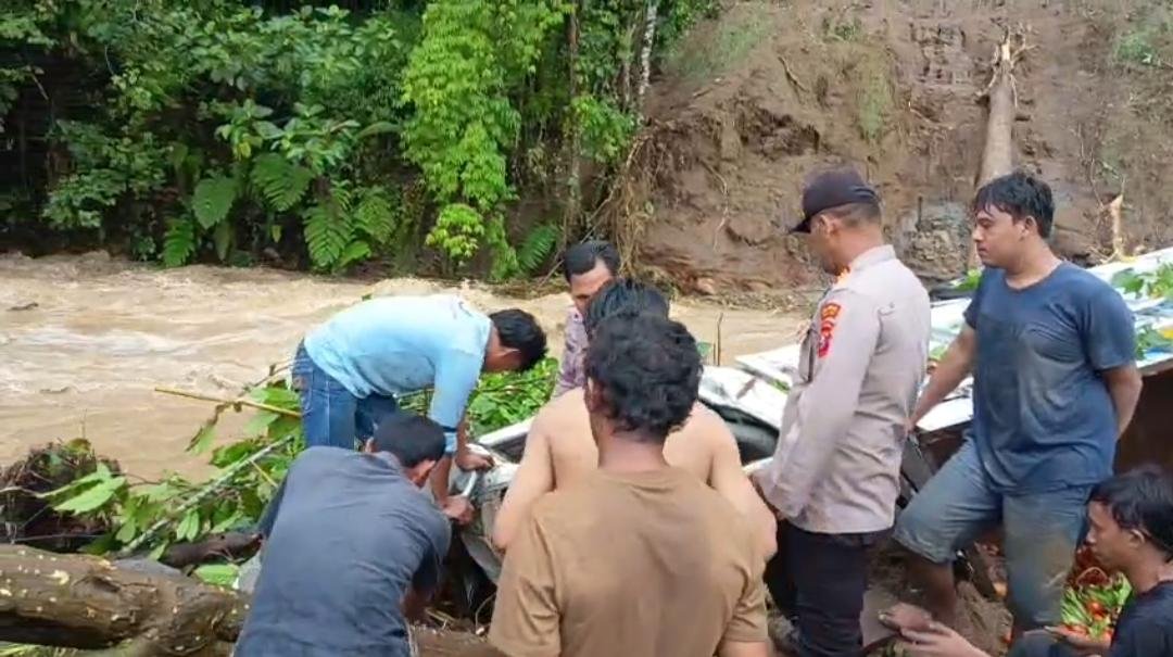 Longsor Tapanuli Utara: Pikap Tertimbun, 3 Orang Tewas