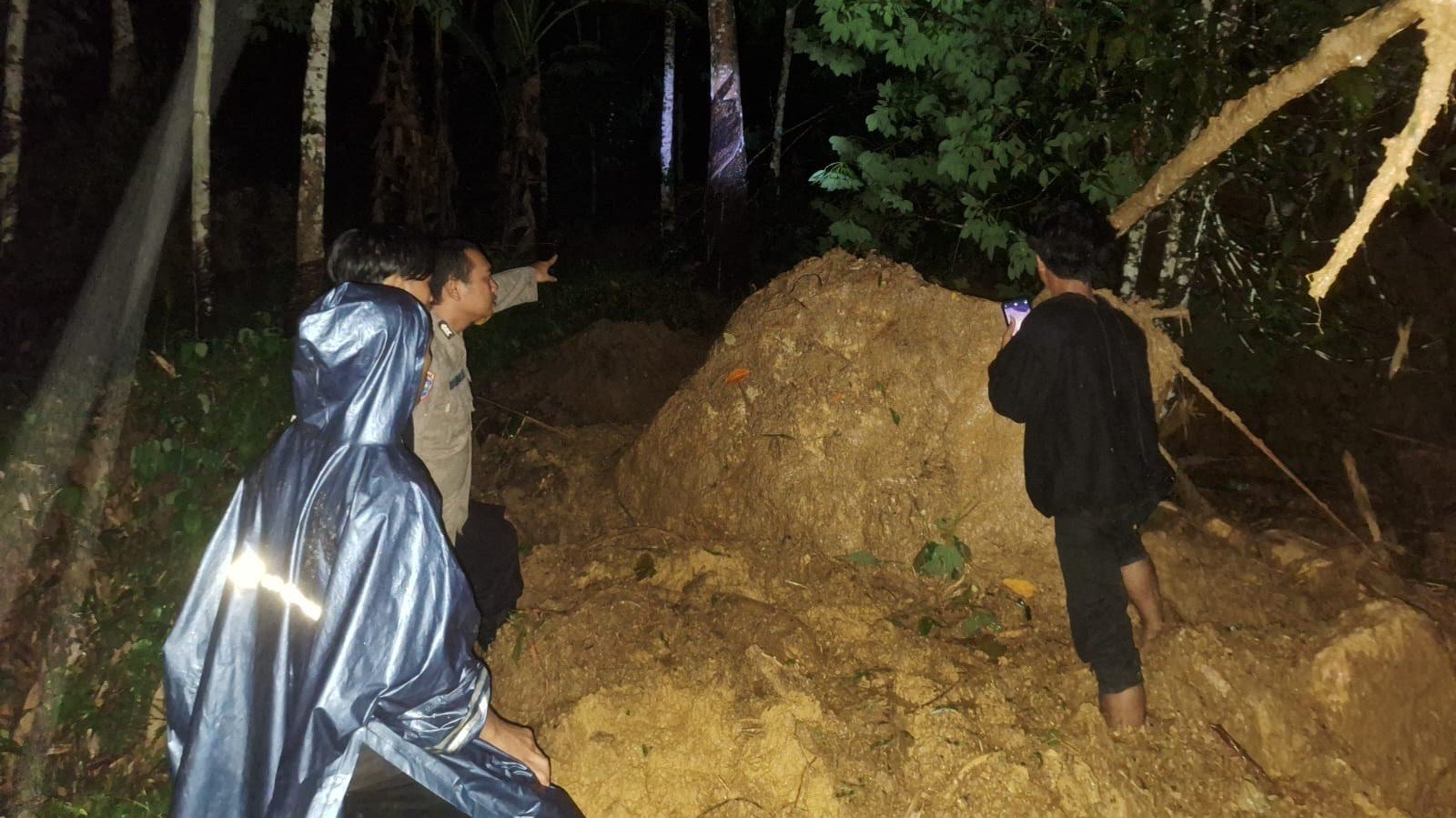 Tapsel Diterjang Longsor, Ibu-Anak Hilang Usai Tertimbun Material Tanah