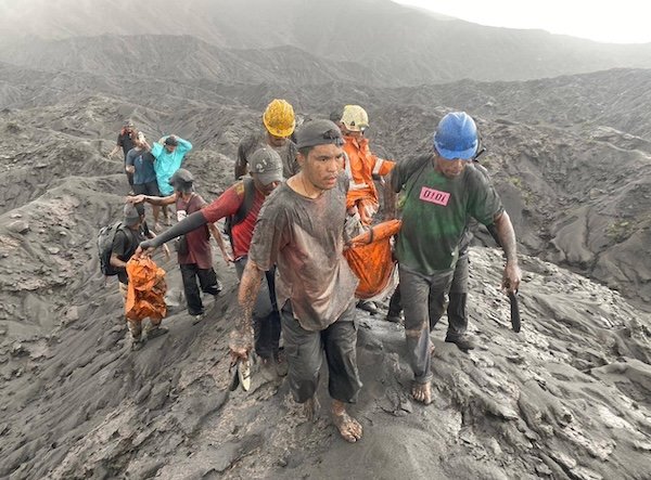 3 Korban Tewas Erupsi Gunung Dukono Ditemukan, Operasi Pencarian Ditutup