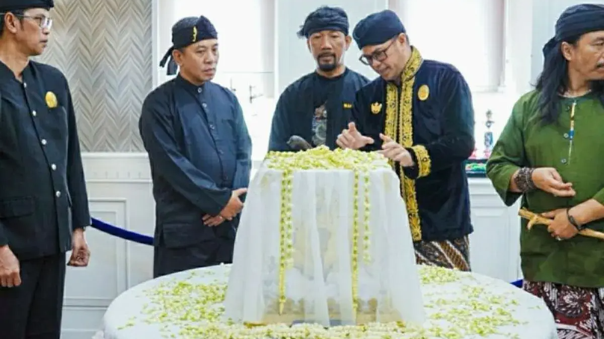Mahkota Binokasih Jadi Sorotan di Kirab Budaya Karawang, Simbol Kejayaan Tatar Sunda Kembali Dihadirkan
