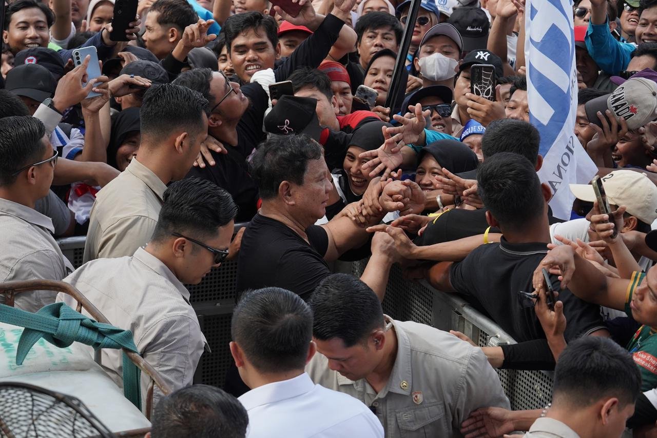 Momen Prabowo Buka Baju Safari lalu Lempar ke Massa Buruh Saat May Day di Monas