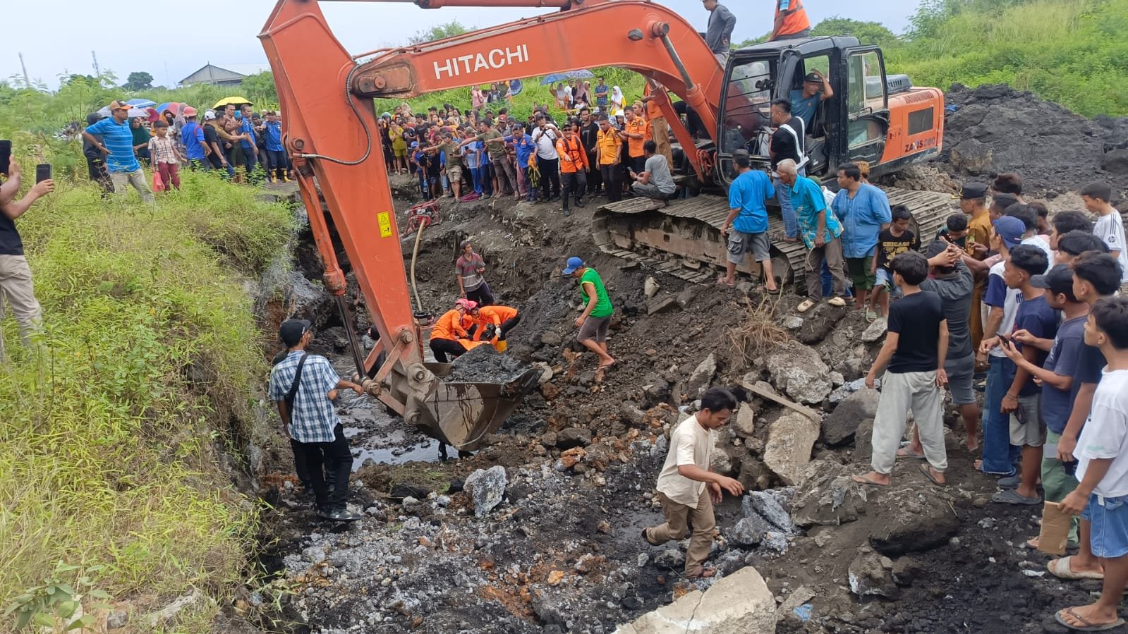 Dua Pekerja Tertimbun Longsoran di Area PT Gunung Gahapi Ditemukan Tim SAR Gabungan