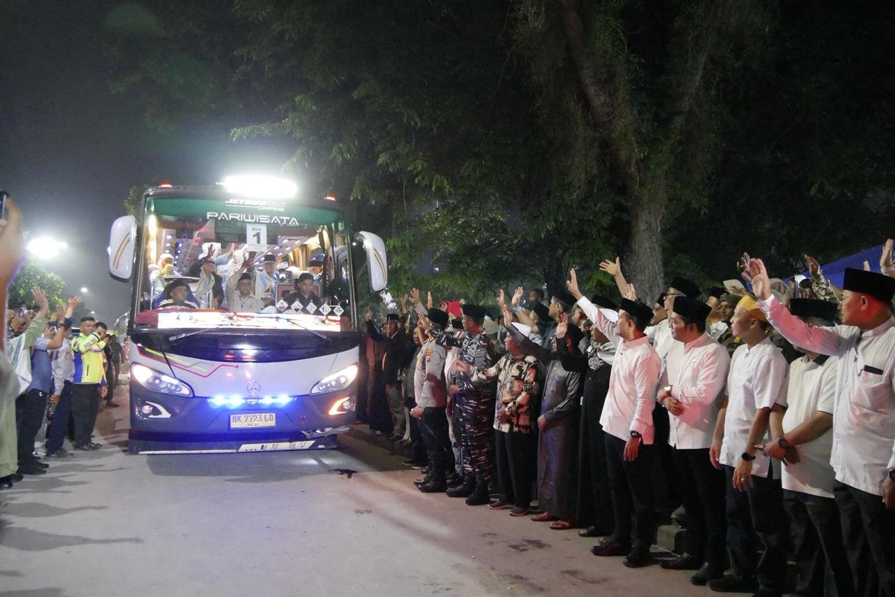 Wali Kota Tanjungbalai Lepas 131 Jemaah Haji ke Asrama Haji Medan