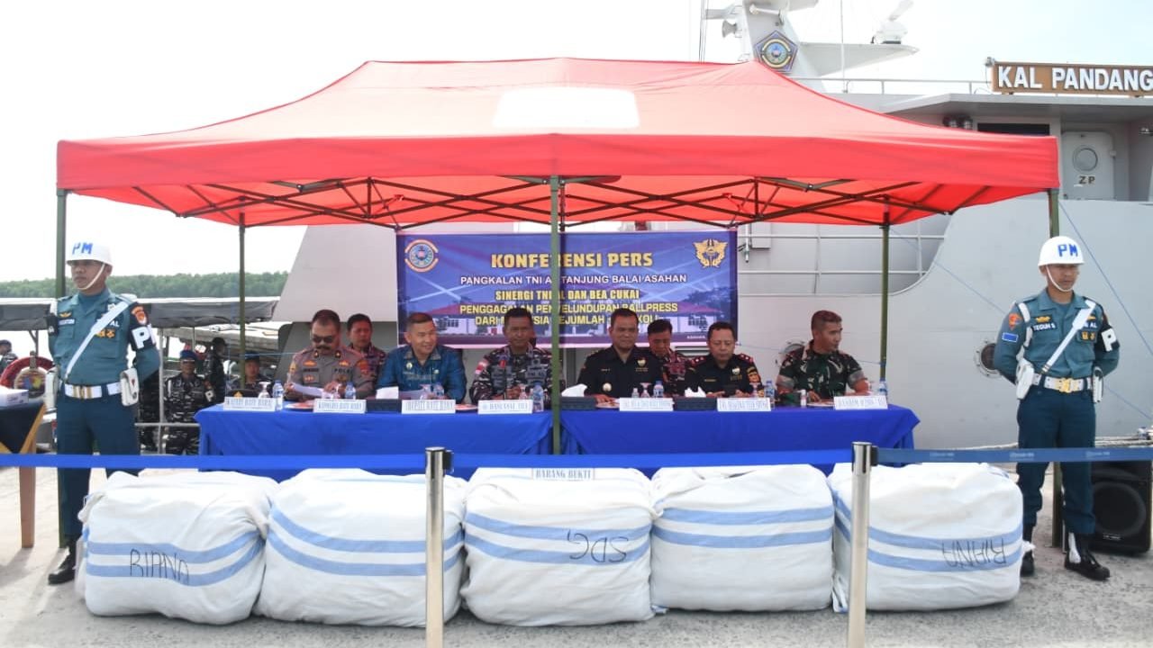 Penyelundupan 400 Ballpress Pakaian Bekas Ilegal Asal Malaysia di Pantai Prupuk Digagalkan TNI AL dan Bea Cukai