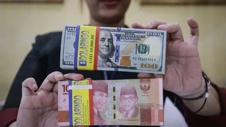 Rupiah Ditutup Menguat ke Rp 17.654 per Dolar AS, Pasar Respons Positif Kenaikan Suku Bunga BI