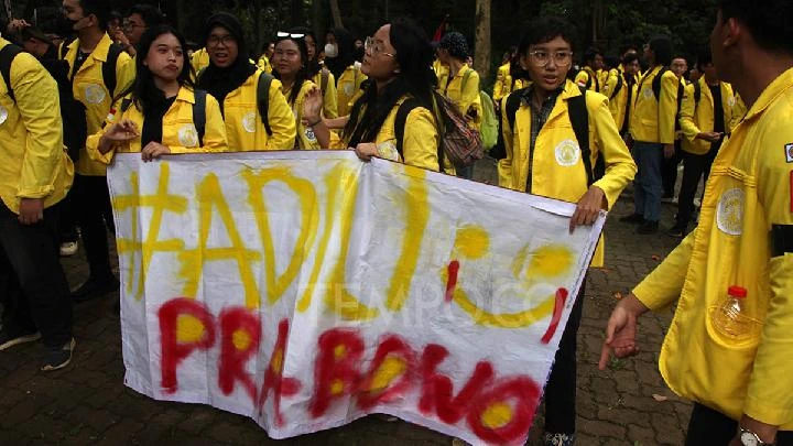 Mahasiswa BEM UI Tertahan di Thamrin Nine, Arus Lalu Lintas Menuju Bundaran HI Lumpuh