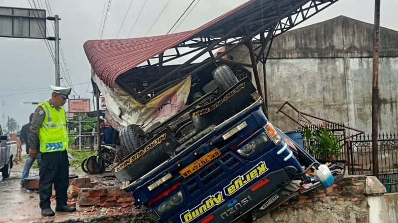 Bus Terguling di Jalinsum Asahan Usai Tabrak Tembok, 9 Orang Luka