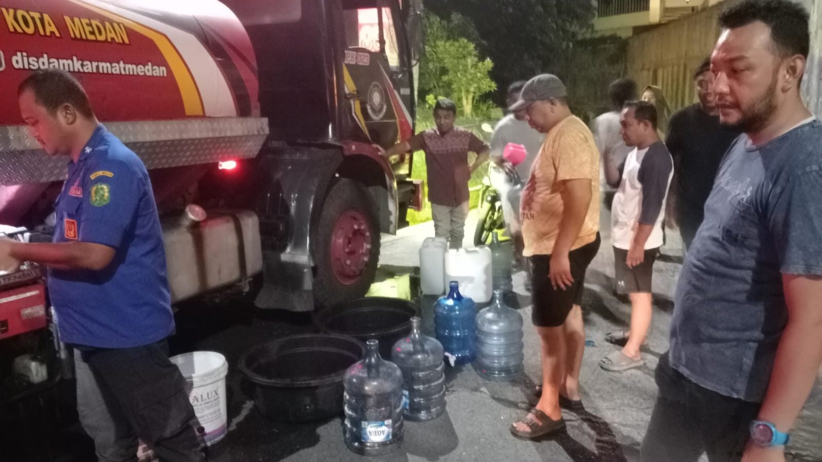 Distribusi Air Tirtanadi Mati, 5 Armada Pemadam Kebakaran Medan Bagi Air untuk Warga