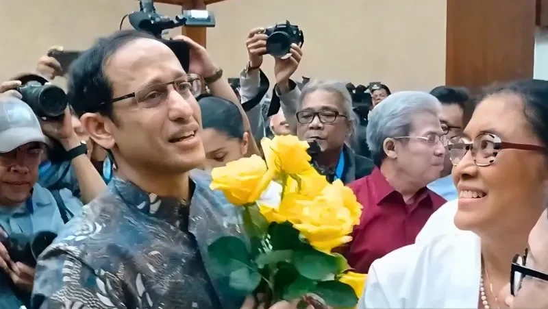 Nadiem Makarim Menangis Diberi Mawar Kuning Ojol Jelang Vonis Kasus Chromebook