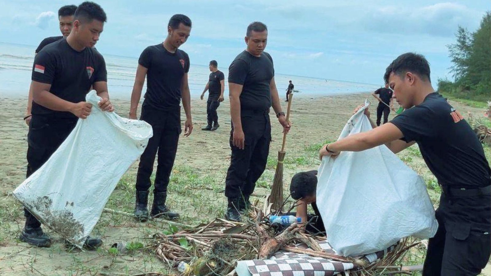 Brimob Poldasu Gelar Gerakan Indonesia Asri di Pantai Laharuga