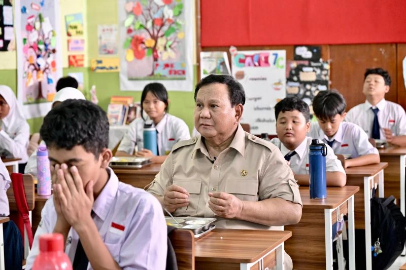 Prabowo Tinjau Program MMBG di SMPN 111 Jakarta, Makan Bersama Siswa