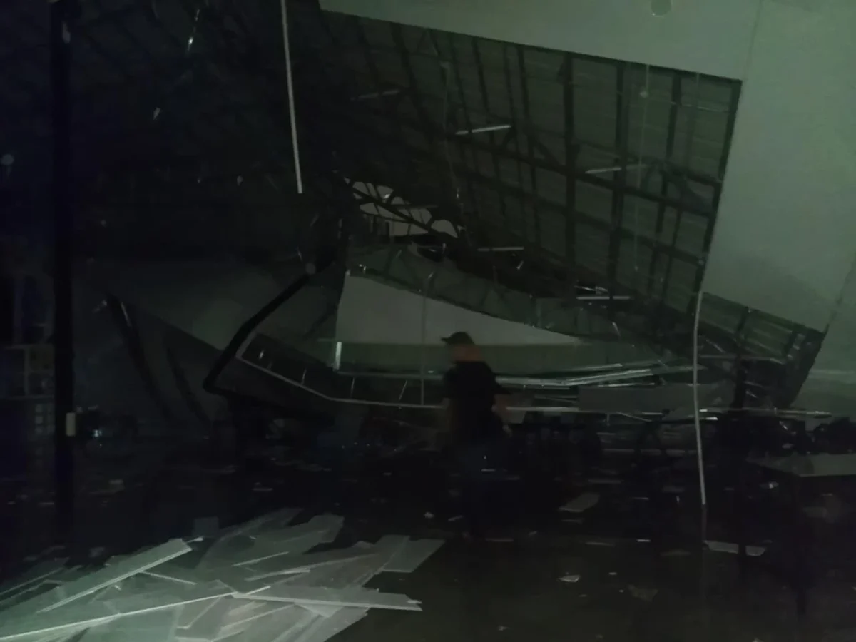 Warung Kopi Megah Kupi Ringroad Medan Ambruk Diterjang Angin Kencang Saat Hujan Deras