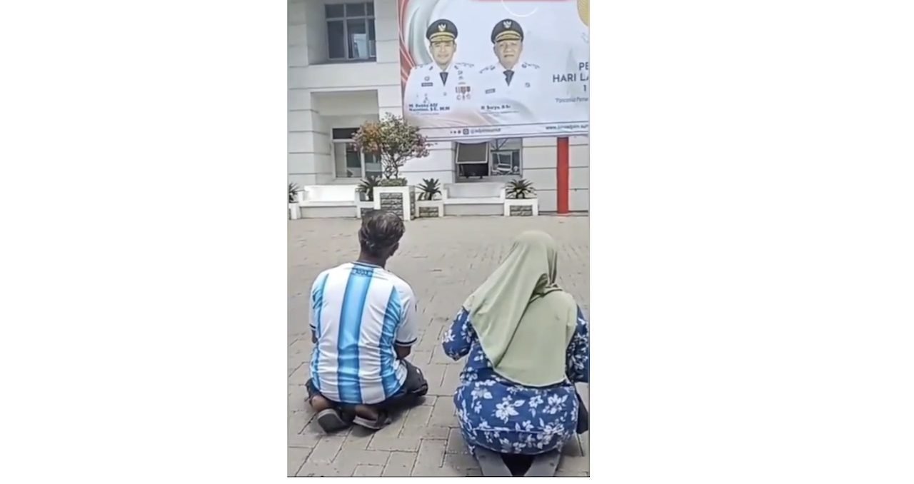 Aksi Pilu Pasutri Nelayan Bersujud di Depan Baliho Bobby Tak Bisa Bayar Tagihan RS Rp 147 Juta Anaknya