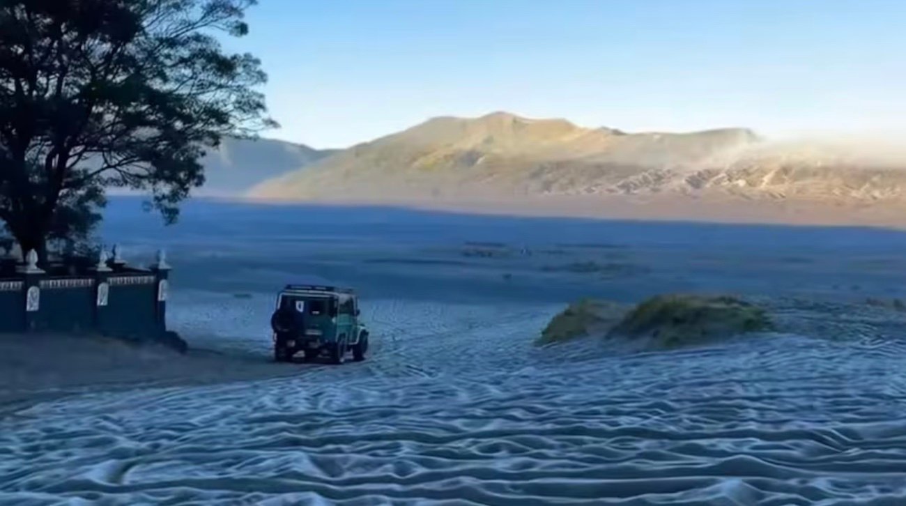 Bromo Diselimuti 'Salju', Suhu Anjlok Hingga 1 Derajat Celsius