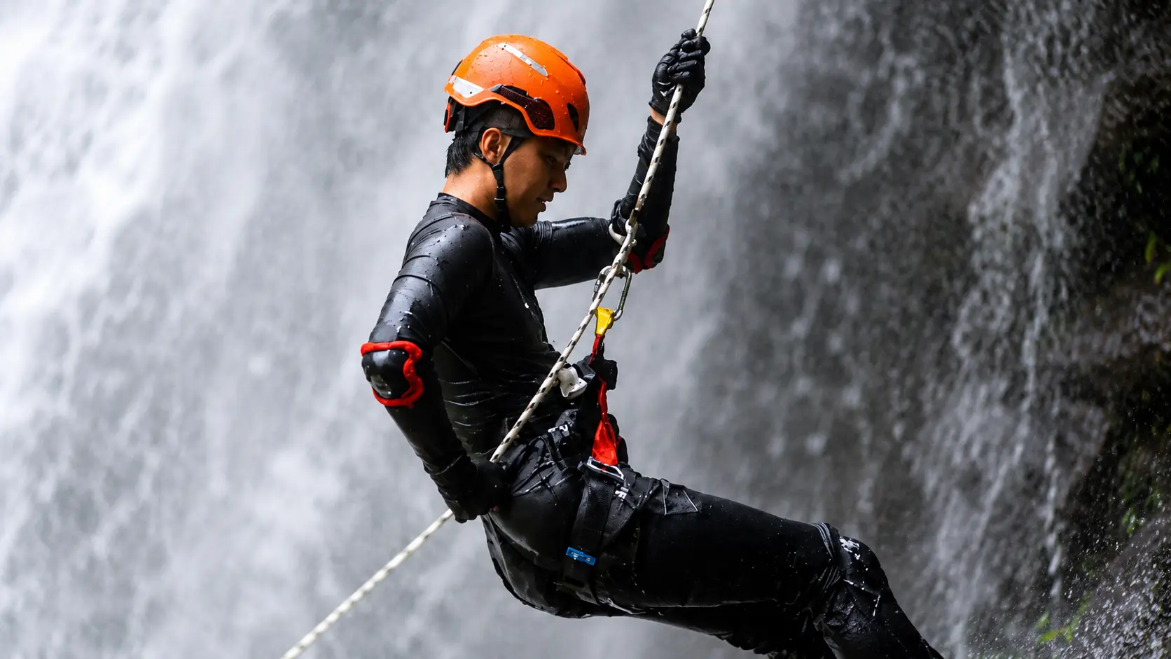 Canyoneering di Air Terjun Sisundung, Sensasi Menaklukkan Tebing 23 Meter di Tapanuli Selatan
