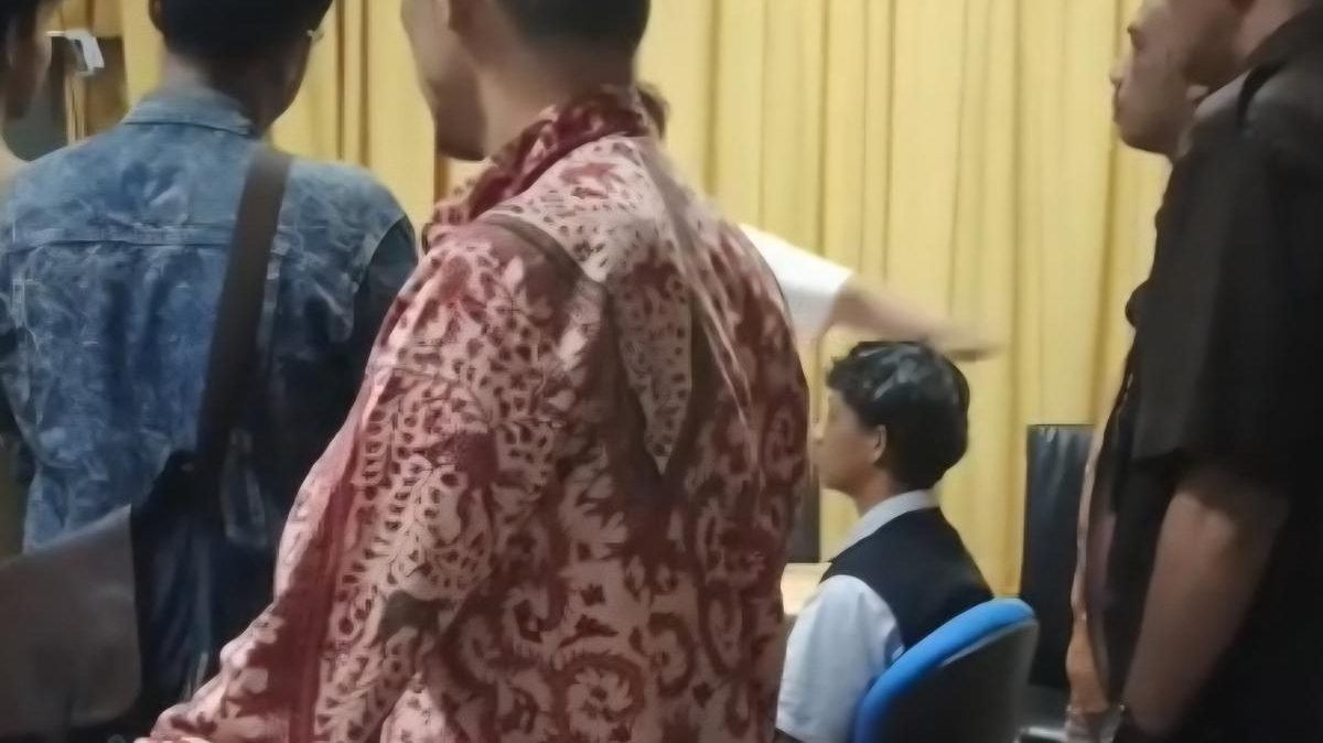 Heboh Mahasiswa Sesama Pria Ciuman di Selasar Perpustakaan Kampus PNJ