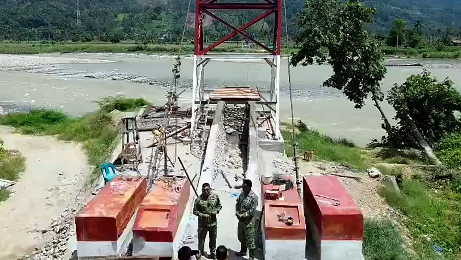 TNI Bangun Jembatan Gantung 248 Meter demi Akses Sekolah Anak Terisolir