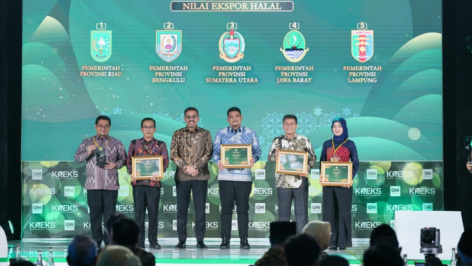 Bobby Nasution Terima Penghargaan Adinata Syariah  