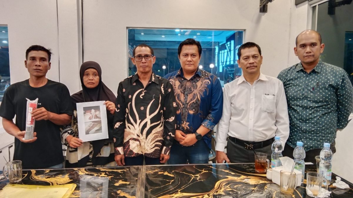 Ibu Terdakwa Tawuran Maut Belawan Menangis Minta Keadilan, Soroti Luka Tembak hingga Ahli Forensik Ragukan Dakwaan