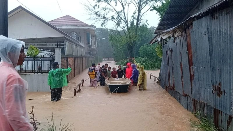Banjir Padang Meluas, BNPB Evakuasi Warga dengan Perahu, Sejumlah Kendaraan Hanyut