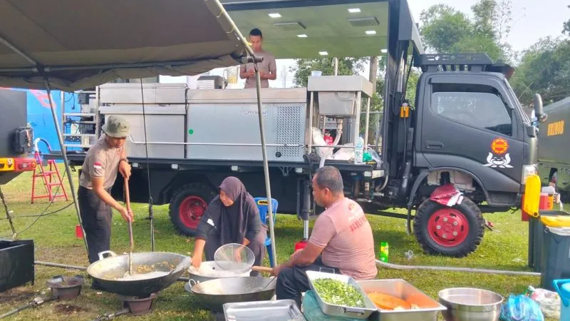 Brimob Polda Sumut Buka Dapur Lapangan, 500 Porsi Makanan untuk Korban Cuaca Ekstrem Medan
