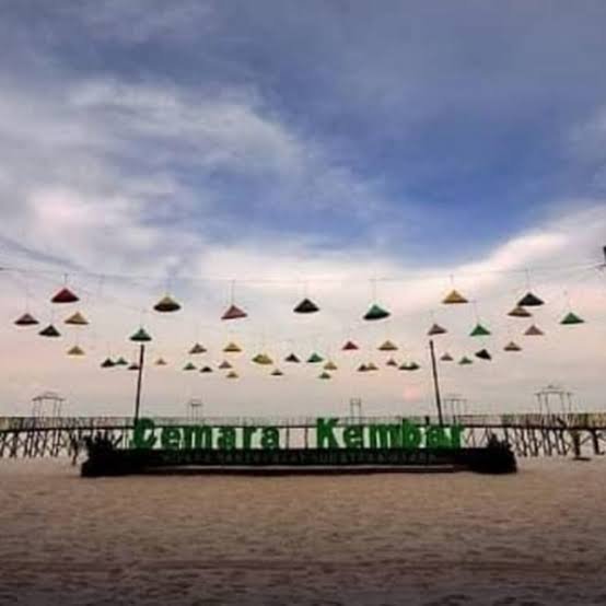 Rute dan Harga Tiket Terbaru Tamasyah ke Pantai Cemara Kembar Sajikan Pesona Pantai Teduh dan Ikonik 