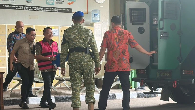 Febrie Adriansyah Jalani Pemeriksaan Perdana di Kejagung Usai Ditahan KPK, Datang Kenakan Rompi Pink dan Borgol