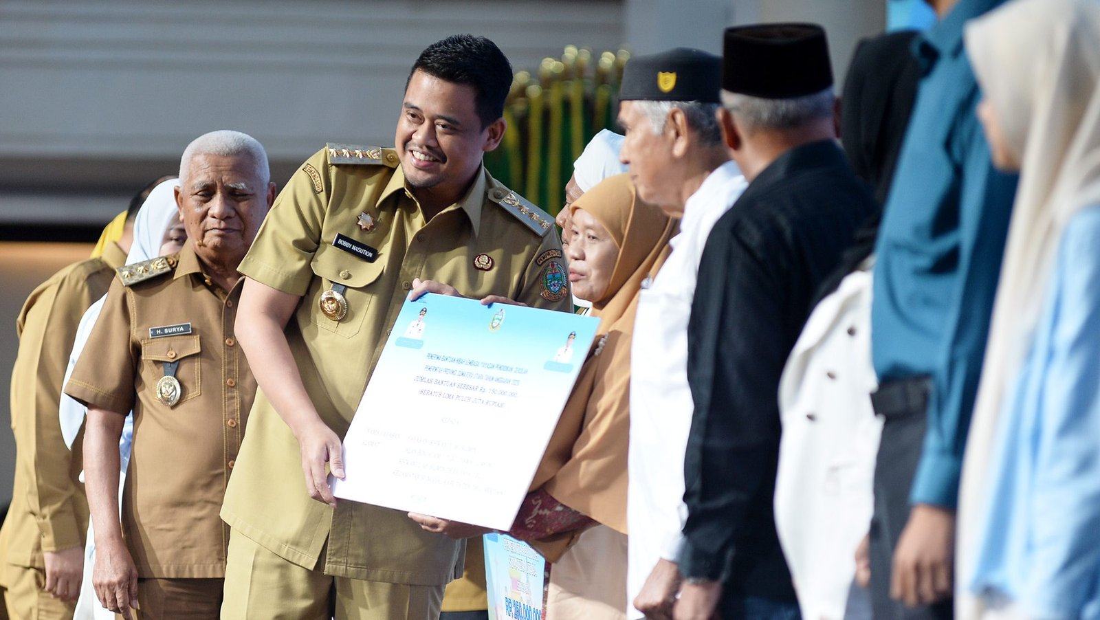 Gubsu Serahkan Hibah Rp200 Miliar