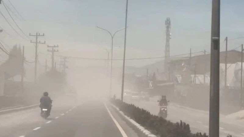 Gunung Sinabung Erupsi Lagi, Abu Vulkanik Selimuti Berastagi hingga Siswa Diminta Pakai Masker
