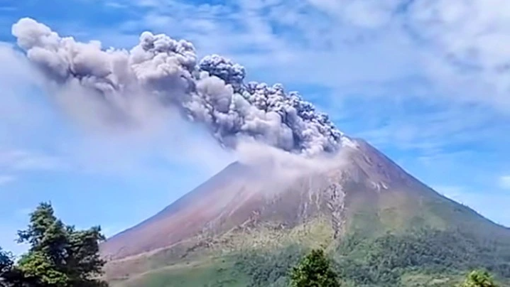 Gunung Sinabung Erupsi Lagi, Kolom Abu Membumbung 3,5 Kilometer