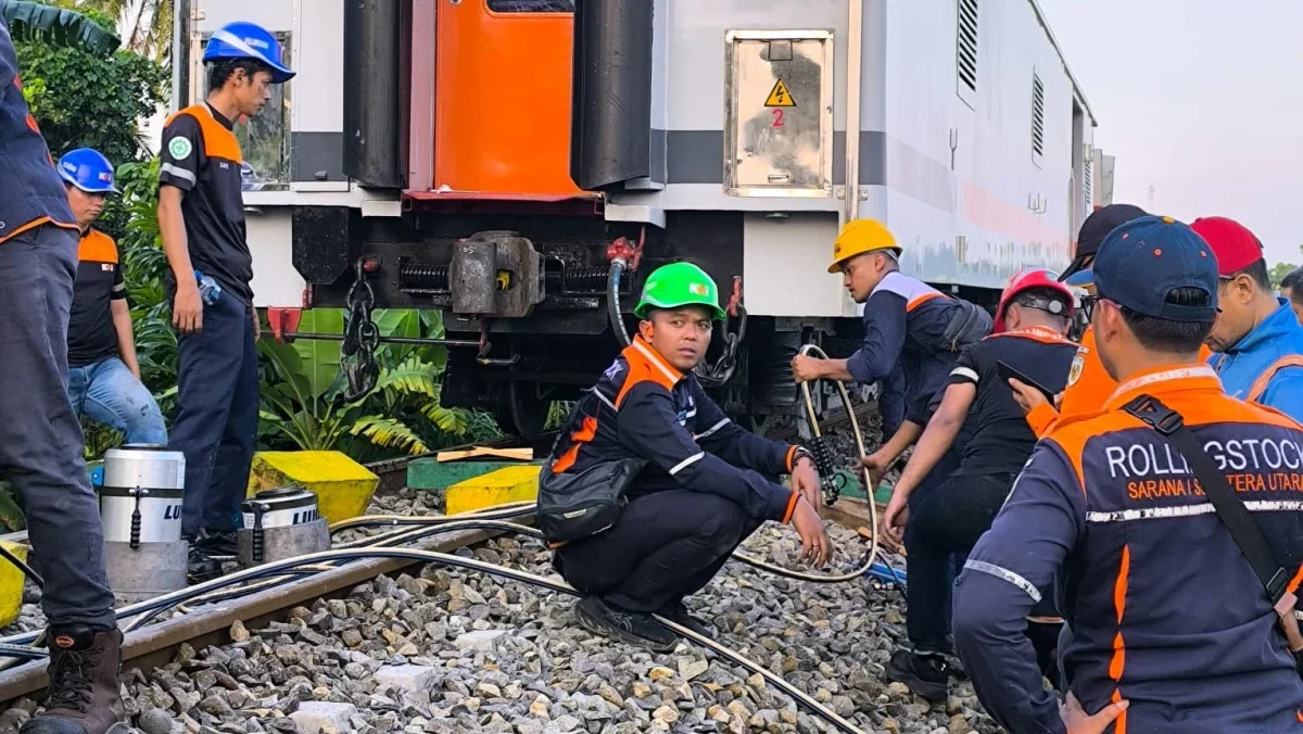 KAI Sumut Minta Maaf Usai KA Putri Deli Tabrak Truk, Ratusan Penumpang Dialihkan ke Bus