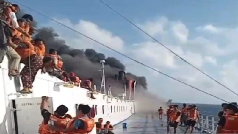 KMP Mutiara Sentosa 2 Terbakar di Perairan Utara Madura, Ratusan Penumpang Dievakuasi, Sebagian Lompat ke Laut