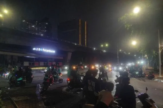 Massa Masih Bertahan di Slipi-Petamburan hingga Dini Hari, Jalan Gatot Subroto Ditutup