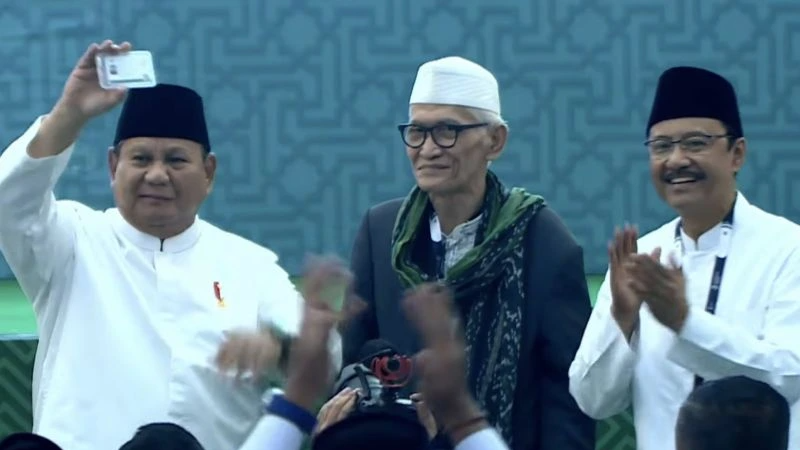 Prabowo Akhirnya Terima Kartanu dari PBNU di Penutupan Muktamar ke-35 NU