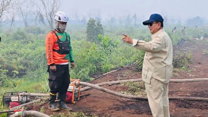 Prabowo Turun Langsung ke Lokasi Karhutla Kubu Raya, Pastikan Api Tak Meluas