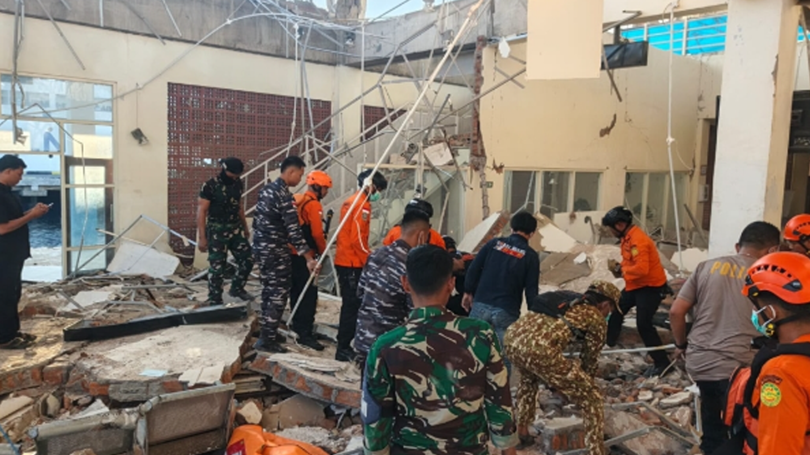 TNI Turunkan 1.892 Personel Tangani Dampak Gempa M7,7 di NTT