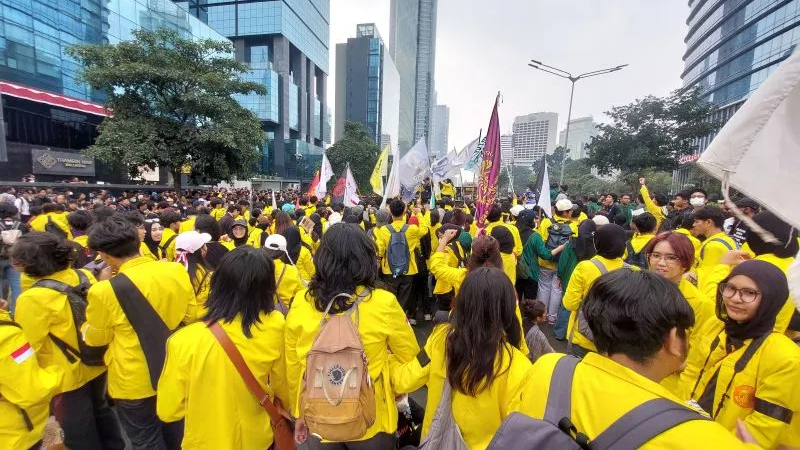Demo BEM UI di Bundaran HI Memanas, Mahasiswa Terlibat Dorong-dorongan dengan Polisi