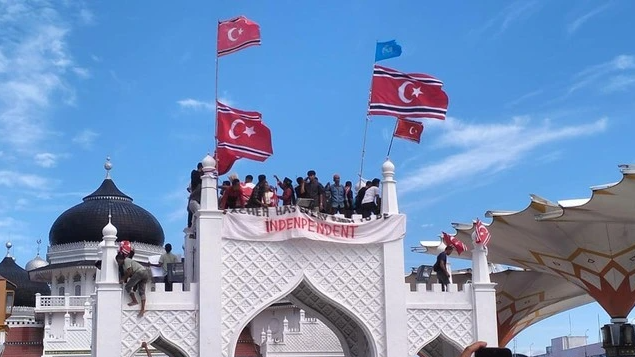Zikir Akbar di Masjid Raya Baiturrahman Diwarnai Pengibaran Bendera Bulan Bintang