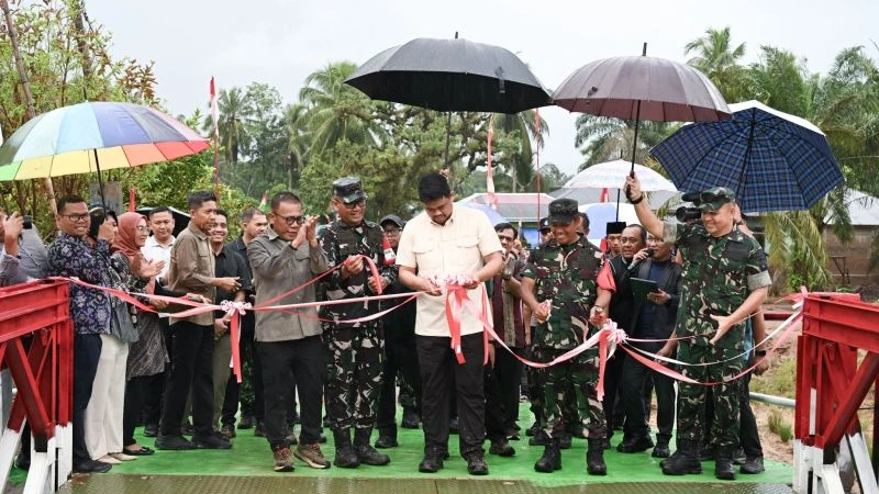Akses Tapteng Pulih, Bobby Nasution Resmikan Jembatan Bailey Parjalihotan dan Janjikan Modal Usaha