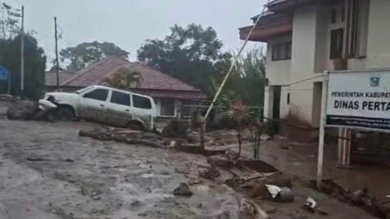 Banjir Bandang Arosuka Putuskan Jalur Solok-Padang, Pengendara Dialihkan ke Padang Panjang