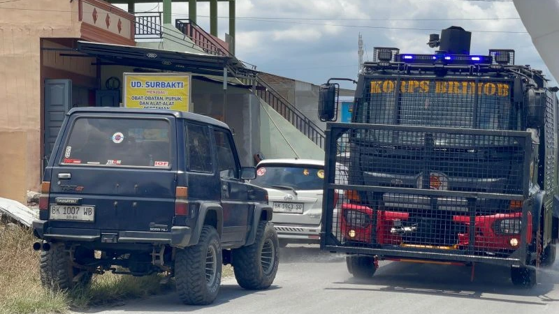 Brimob Polda Sumut Kerahkan Rantis AWC Hadapi Abu Vulkanik Gunung Sinabung