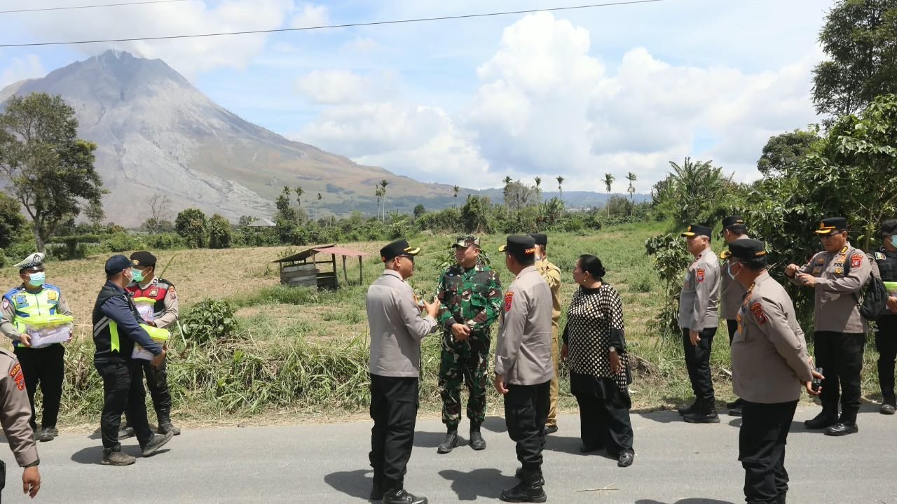 Kapoldasu Pantau Kondisi Sinabung dan Kesiapan Personel Bantu Masyarakat di Karo