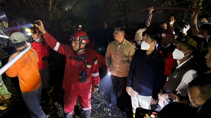 Waspada Bara Tersembunyi Gambut, Gibran Tinjau Kebakaran Lahan Kubu Raya Malam Hari